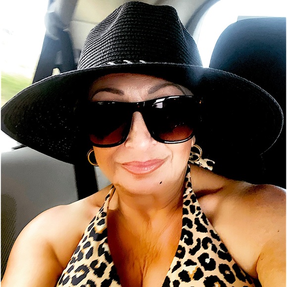 Meet your Posher, Karin - Picture 1 of 1